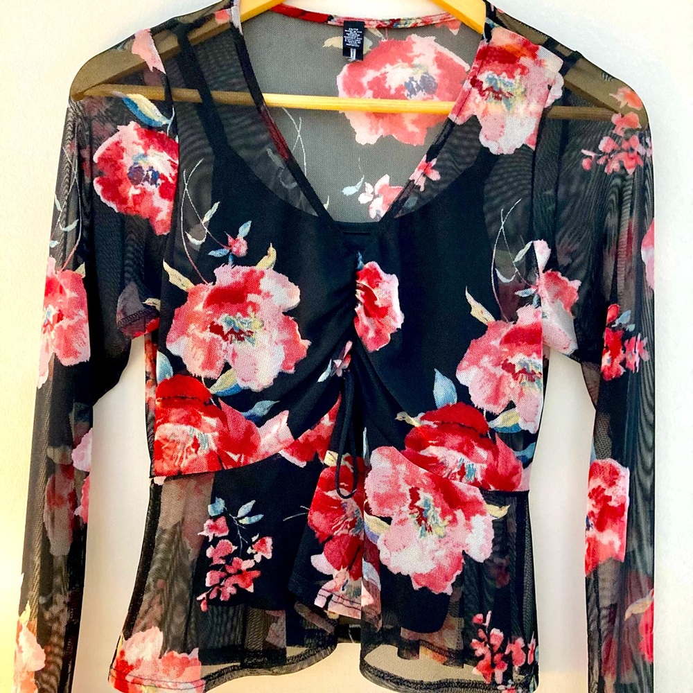 Guess, pretty floral blouse🥰looks great with pants or skirt